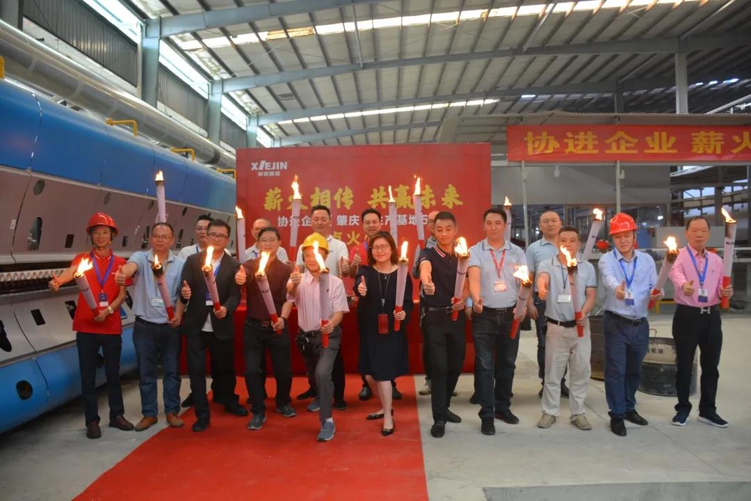 智能升級，領(lǐng)行業(yè)新未來——協(xié)進企業(yè)肇慶生產(chǎn)基地智能巖板生產(chǎn)線順利點火